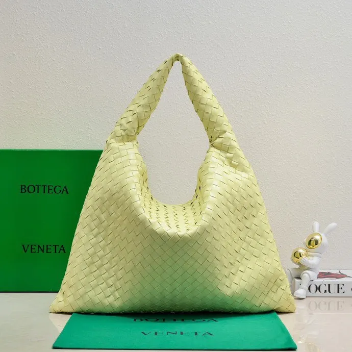 Batch 2160 #Bv New large HOP bag, the bag body and handles are made of a whole piece of woven leather. The bag body is soft and lazy. Hop symbolizes the praise of innovation and eternal craftsmanship [love]. The pyramid silhouette combines practicality and fashion. Modern and casual, the bag mouth is double-sided closed design, more convenient and safe! The cowhide texture also makes the bag more wear-resistant and durable. A must-have for fashionable ladies who like minimalism yet comfortable and casual! Size: 54x24x13, Model: 3970#